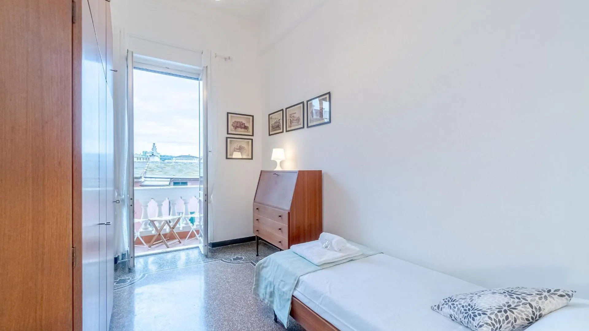 Genova San Fruttuoso Vintage & Roomy Flat Daire